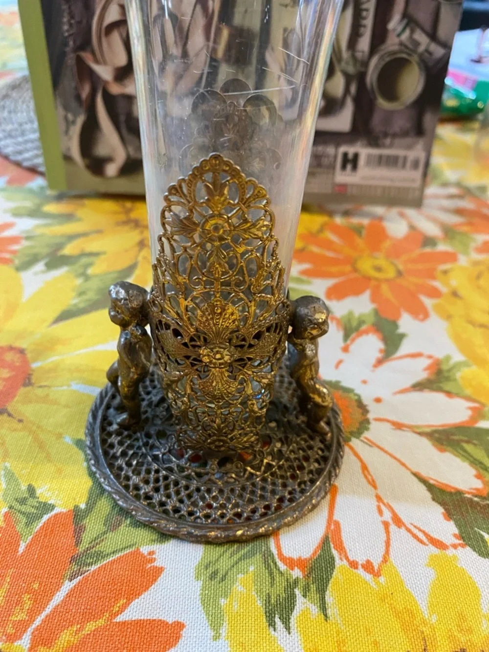 Vintage filigree, gold tone, metal cherubs angels on crumpet fluted glass vase - Picture 4 of 13